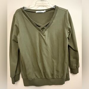 Women’s JustFab green sweater. Size medium. Great condition
